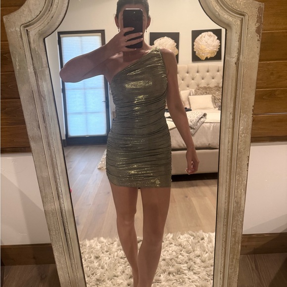 Alice + Olivia Dresses & Skirts - Alice + Olivia One-Shoulder Shimmer Dress